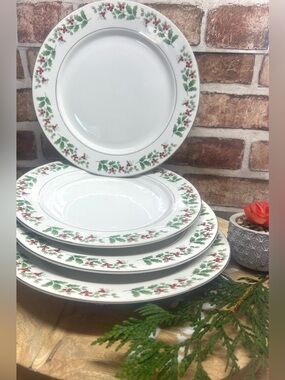 Vintage 1990s Gibson Christmas Charm Delight Holiday Harmony Set of 4 Chop plate